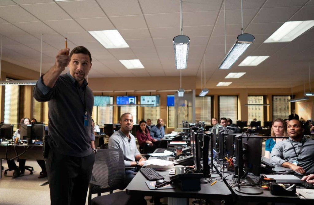 Jubal Valentine (Jeremy Sisto) dans la salle d'investigation donne ses ordres à tous les techniciens et analystes.