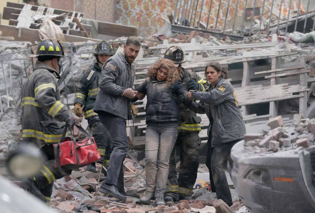 Les agents du FBI Maggie Bell et Omar Zidan aident les secours à venir en aide aux victimes de l'explosion.