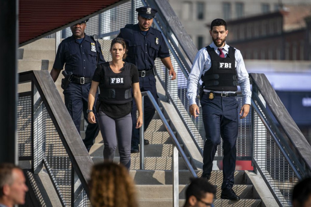 Maggie Bell (Missy Peregrym) et OA Zidan (Zeeko Zaki) sont aidés par la police new-yorkaise pour l'arrestation.
