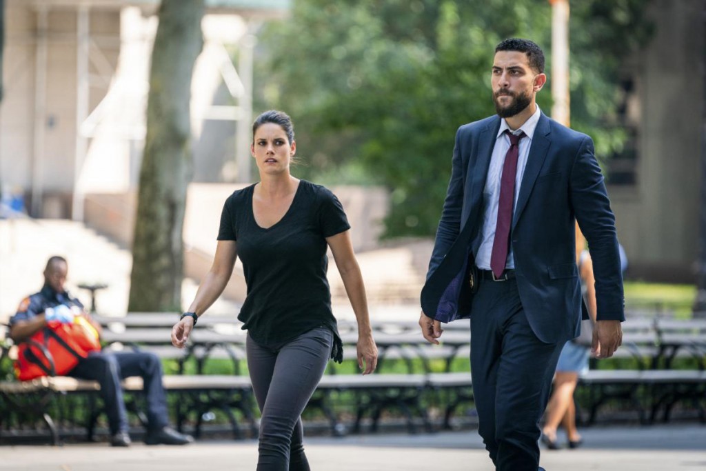Les agents du FBI Maggie Bell et Omar Zidan avancent tous les deux d'un pas décidé dans les rues de New York.