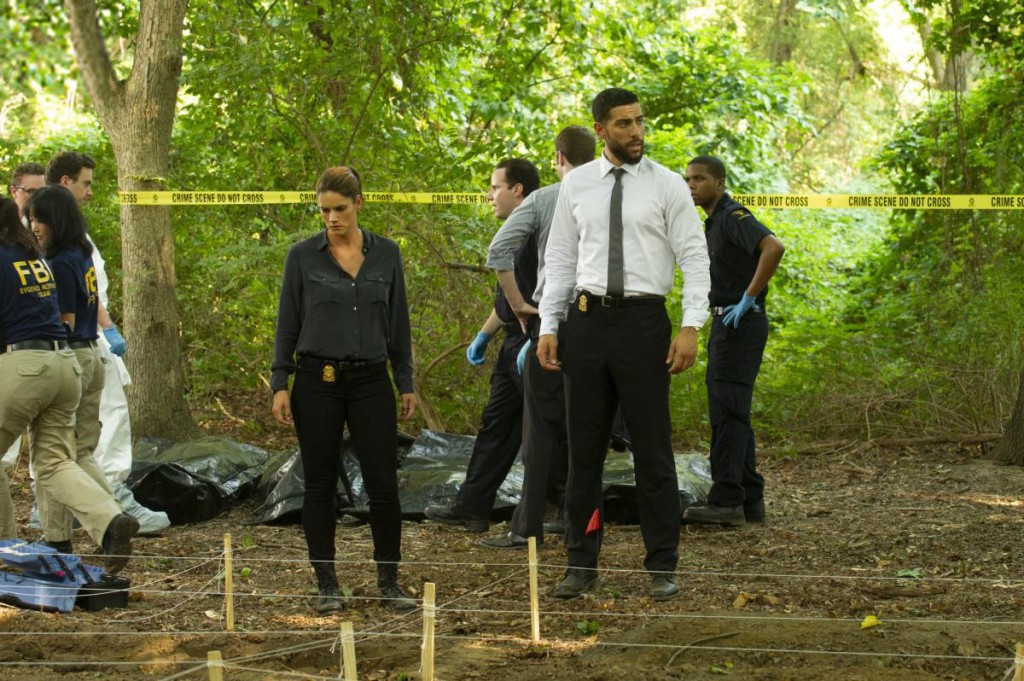 Les agents Maggie Bell (Missy Peregrym) et Omar Zidan (Zeeko Zaki) sont sur les lieux d'une macabre découverte.