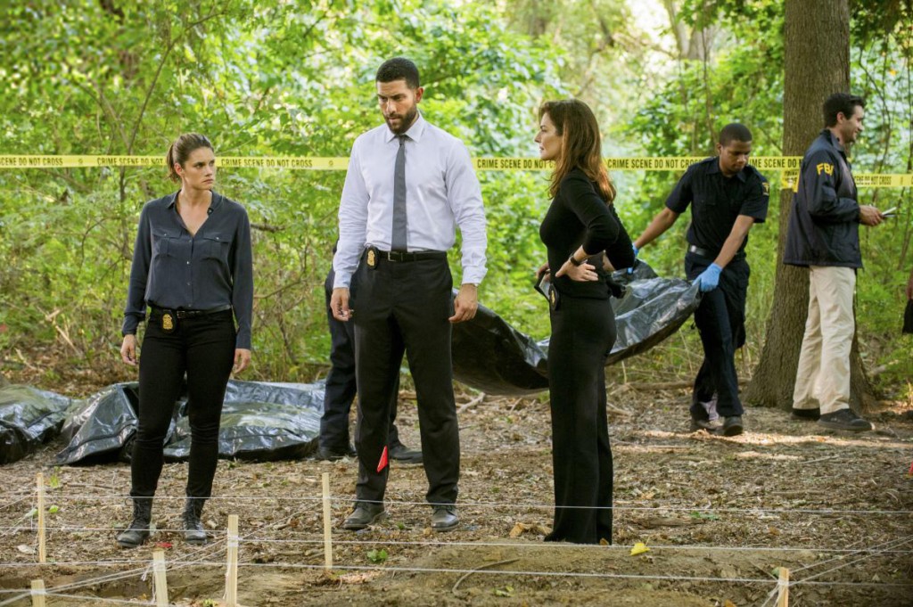 L'agent du FBI Dana Mosier (Sela Ward) monte sur le terrain aux côtés de Maggie Bell et Omar Zidan.