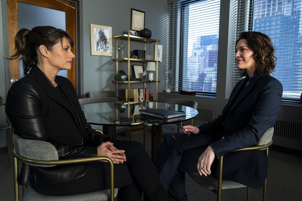 Castille (Alana de la Garza) a une discussion avec Maggie dans son bureau.
